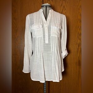 Zac & Rachel white Textured Blouse with adjustable sleeve length -size small.